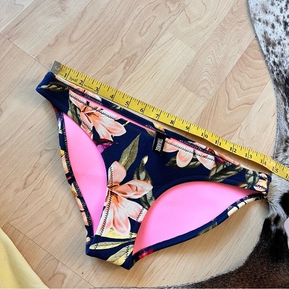 TRIANGL‎ Navy Confetti Garden Neoprene Bikini Bottom Size Small - Picture 7 of 7